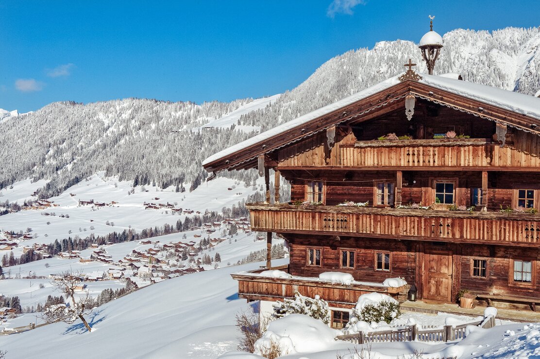 Auf dem Bild zu sehen ist die verschneite Winterlandschaft in Alpbach, im Vordergrund ein altes Bauernhaus | © Alpbachtal Tourismus | B.Berger 