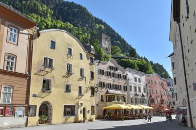 Auf dem Bild zu sehen ein Teil der historischen Stadt Rattenberg, mit ihren bunten alten Häusern | © Alpbachtal Tourismus 