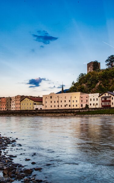 Ausblick auf die kleinste Stadt Österreichs Rattenberg, mit ihren alten bunten Häusern, im Vordergrund der Fluss Inn, der an der Stadt vorbei fließt | © Alpbachtal Tourismus | Johann Erhard 