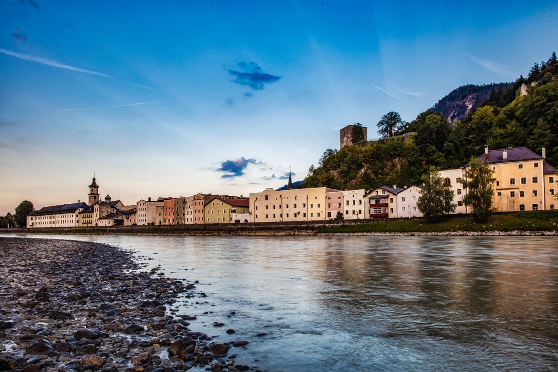 Ausblick auf die kleinste Stadt Österreichs Rattenberg, mit ihren alten bunten Häusern, im Vordergrund der Fluss Inn, der an der Stadt vorbei fließt | © Alpbachtal Tourismus | Johann Erhard 