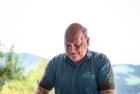 Ein Herr richtet sich gerade seine Ribiseln auf einem Gitter. | © Alpbachtal Tourismus | Pinzgerhof