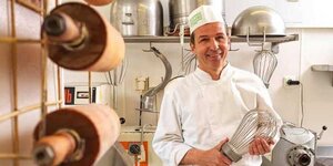 Café Konditorei Hacker in Rattenberg | © Alpbachtal Tourismus Chef Konditor Reinhard Hacker bei der Arbeit (er macht gerade den Teig für einen Apfelstrudel), im Familienbetrieb Café Konditorei Hacker in Rattenberg | © Alpbachtal Tourismus