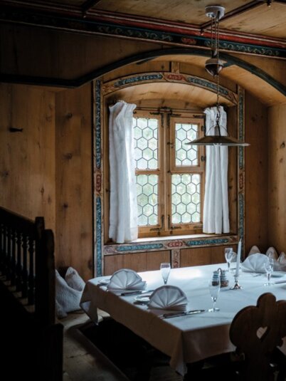 Auf dem Bild zu sehen ist eine Gaststube im rustikalen Stil, des Herrnhauses in Brixlegg | © Tirol Werbung 