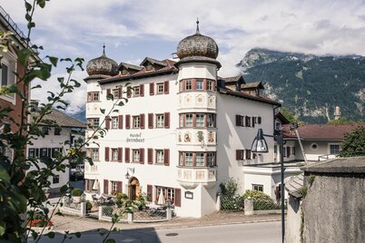 Man sieht das Herrnhaus mit seinen markanten Zwiebeltürmen. | © Alpbachtal Tourismus