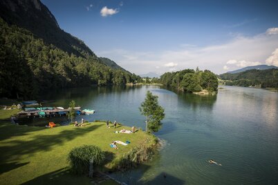 Auf diesem Bild zu sehen ist der schöne Reintalersee in Kramsach, genauer gesagt der Strand direkt neben dem Restaurant Fischerstube  | © Alpbachtal Tourismus | Bernhard Huber 