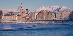 Zu sehen ist die kleine verschneite Stadt Rattenberg, mit ihren alten bunten Häusern, im Hintergrund ragen große verschneite Gipfel hervor  | © Alpbachtal Tourismus 