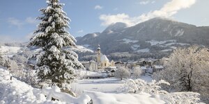 Ein Bild mit Blick auf das Dorf Reith i.A., im Vordergrund die verschneite Natur und im Hintergrund die vielen weißen Dächer | © Alpbachtal Tourismus | Matthias Sedlak 