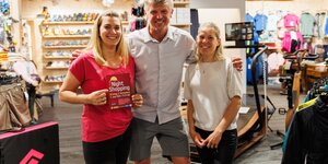 Night Shopping bei Sport Schwaighofer in Brixlegg | © WiR Alpbachtal | Maximalgrafik Ein Mann und zwei Frauen stehen im Sportfachgeschäft Sport Schwaighofer in Brixlegg und halten einen Flyer mit der Aufschrift "Night Shopping". | © WiR Alpbachtal | Maximalgrafik