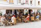 Caffe Lavazza Rattenberg beim Night Shopping | © WiR Alpbachtal | Maximalgrafik Zahlreiche Personen sitzen auf der Terrasse des Caffe Lavazza und eine Musikgruppe mit zwei Gitarren und Zither begleitet musikalisch. | © WiR Alpbachtal | Maximalgrafik