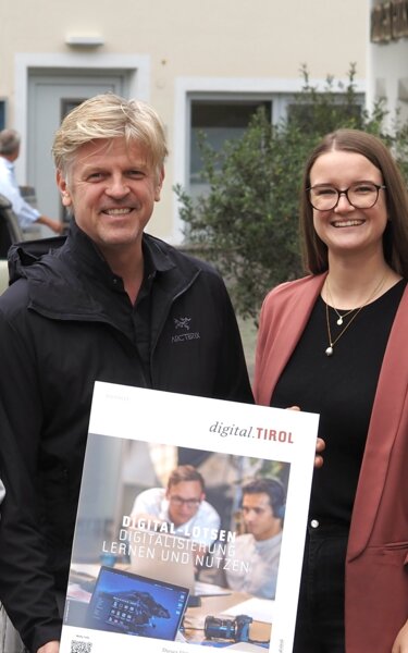 Pressefoto 1 WiR Alpbachtal Digital-Lotsen-Programm | © WiR Alpbachtal Drei Männer und eine Frau stehen im Ortszentrum von Brixlegg und halten gemeinsam eine Tafel mit der Aufschrift "Digital-Lotsen-Programm Tirol". | © WiR Alpbachtal