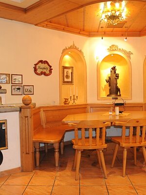 Foyer mit Ofen | © Hotel Neuwirt