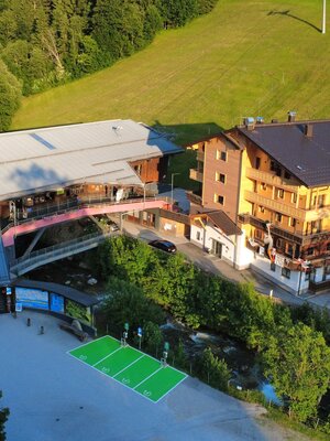 Außenansicht direkt neben der Bergbahn